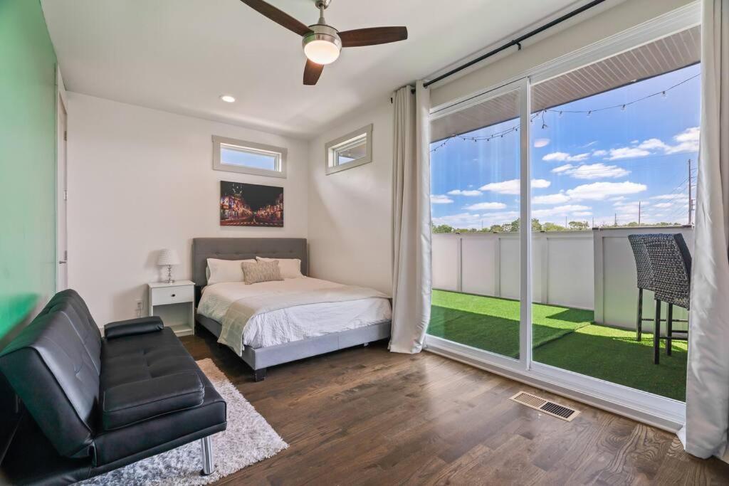King Bed, Balcony, Covered Patio & Firepit! 8 Minutes From Broadway *
