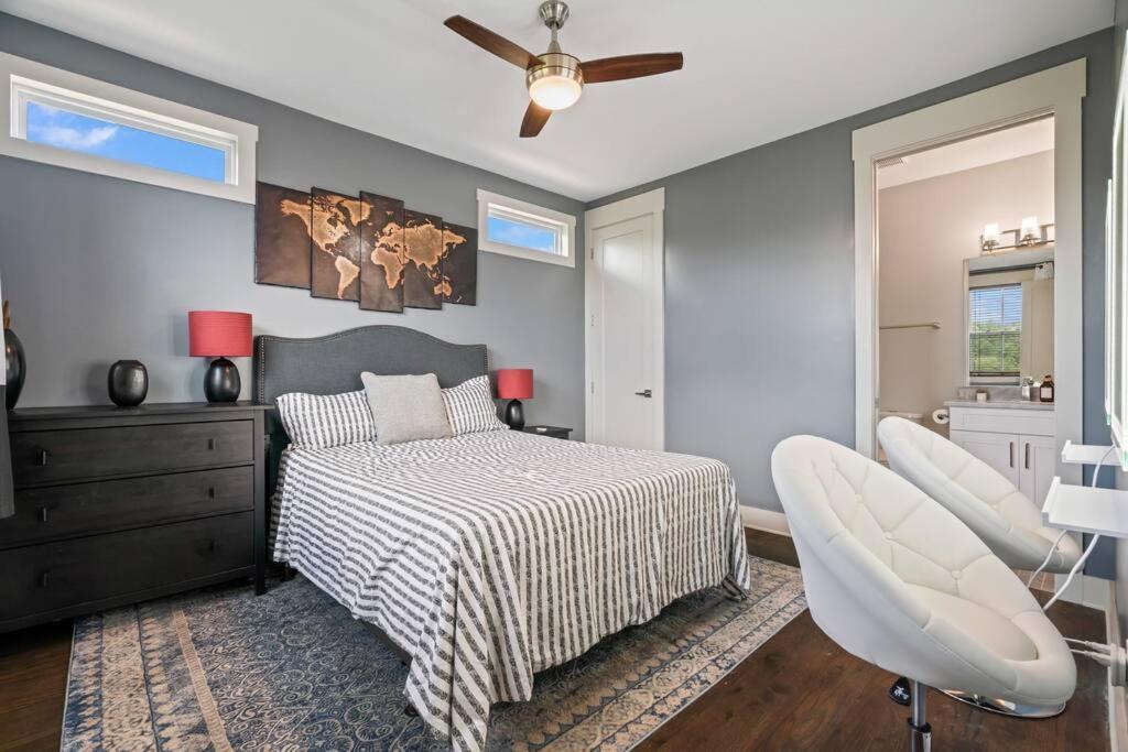 Holiday home King Bed, Balcony, Covered Patio & Firepit! 8 Minutes From Broadway Nashville