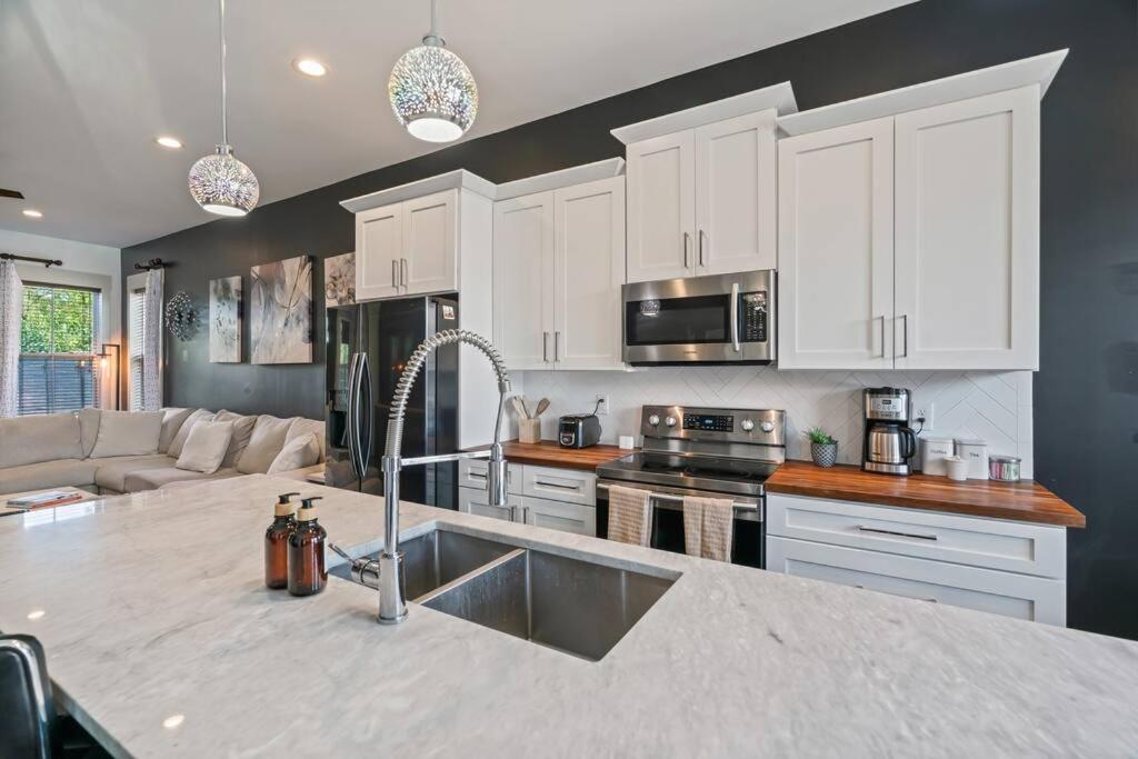 King Bed, Balcony, Covered Patio & Firepit! 8 Minutes From Broadway Holiday home Nashville