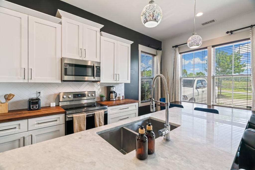 King Bed, Balcony, Covered Patio & Firepit! 8 Minutes From Broadway *
