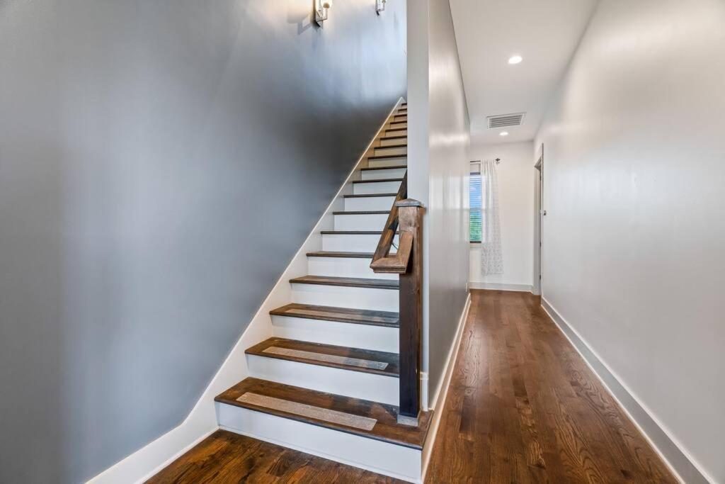 King Bed, Balcony, Covered Patio & Firepit! 8 Minutes From Broadway * Nashville