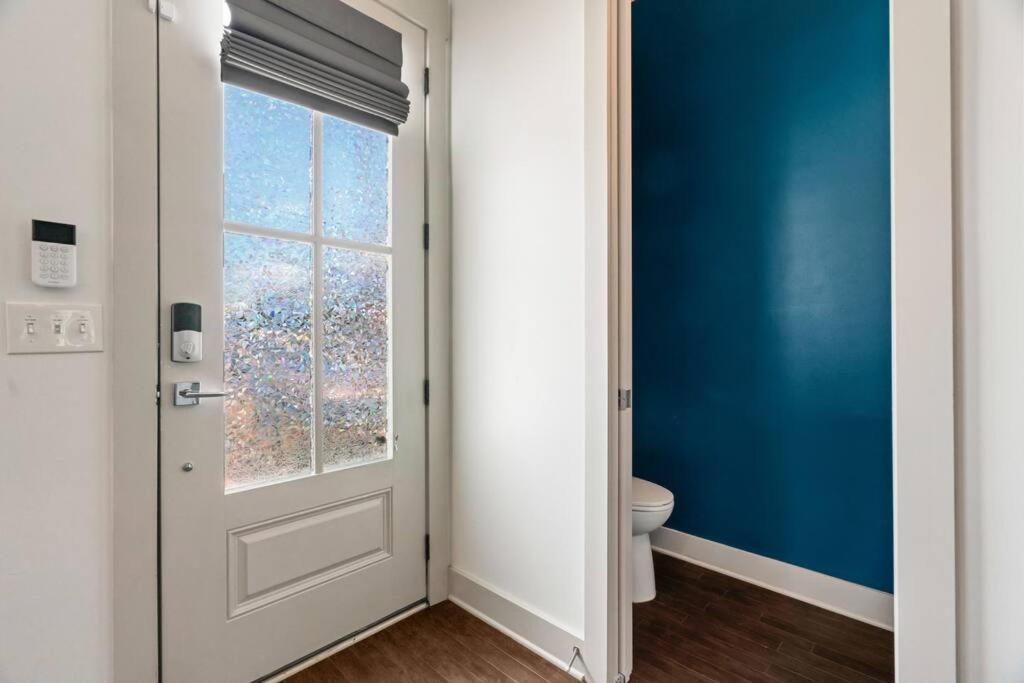 King Bed, Balcony, Covered Patio & Firepit! 8 Minutes From Broadway *