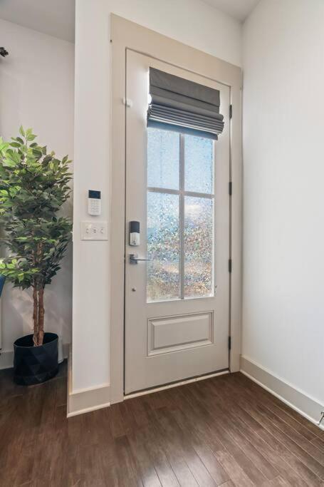 King Bed, Balcony, Covered Patio & Firepit! 8 Minutes From Broadway * Nashville