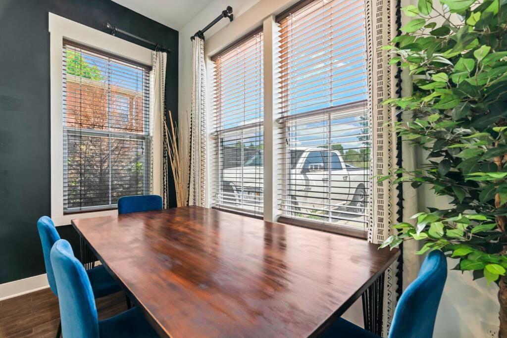 King Bed, Balcony, Covered Patio & Firepit! 8 Minutes From Broadway