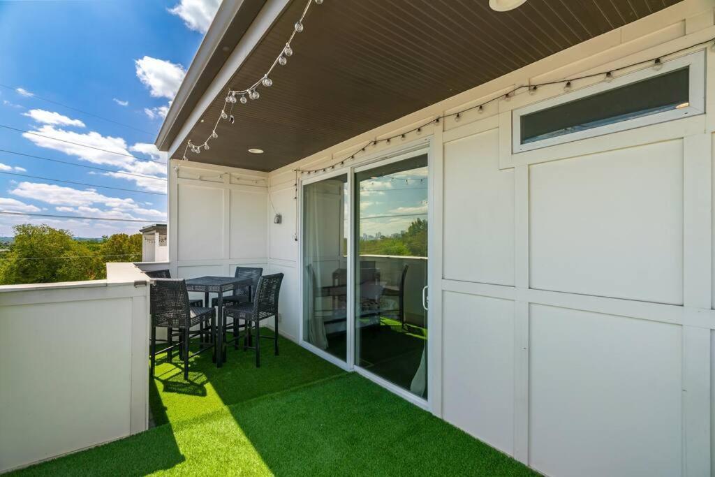 Holiday home King Bed, Balcony, Covered Patio & Firepit! 8 Minutes From Broadway