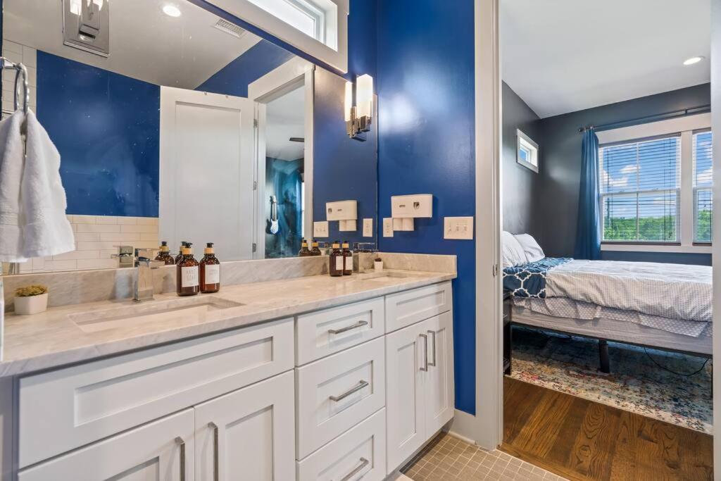 King Bed, Balcony, Covered Patio & Firepit! 8 Minutes From Broadway