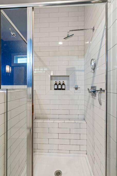 King Bed, Balcony, Covered Patio & Firepit! 8 Minutes From Broadway