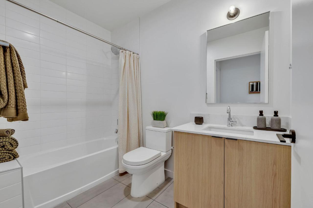 Huge Downtown Corner Unit- Pool-gym-walk 2 Broadway Nashville