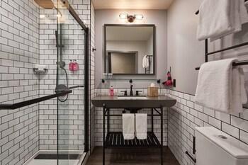 Moxy Vanderbilt Area 4*