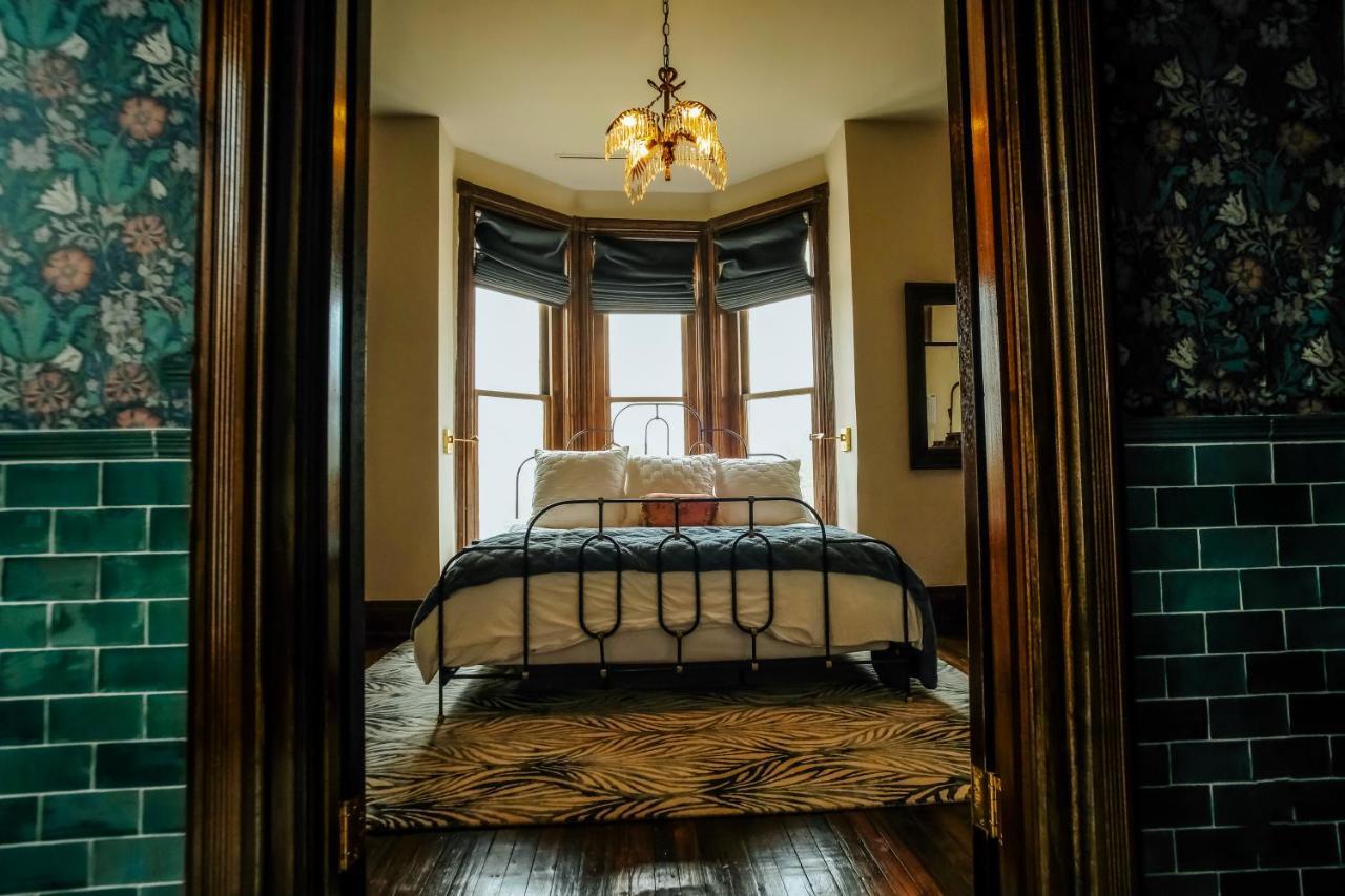 Henrie House I Luxury 4br Downtown Historic Gem With Library & Patio