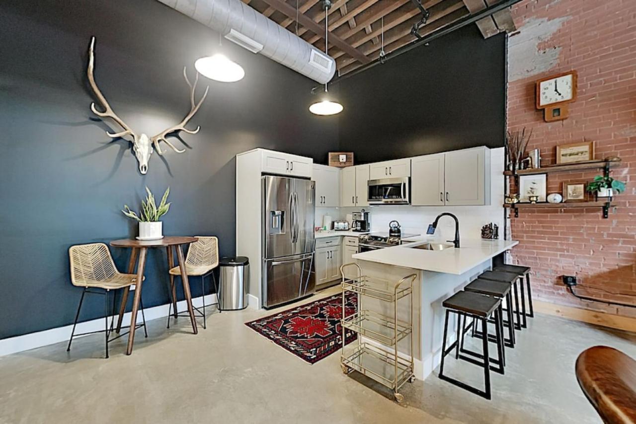 One-of-a-kind! Roll Up Garage Door-pool, Speakeasy Holiday home Nashville