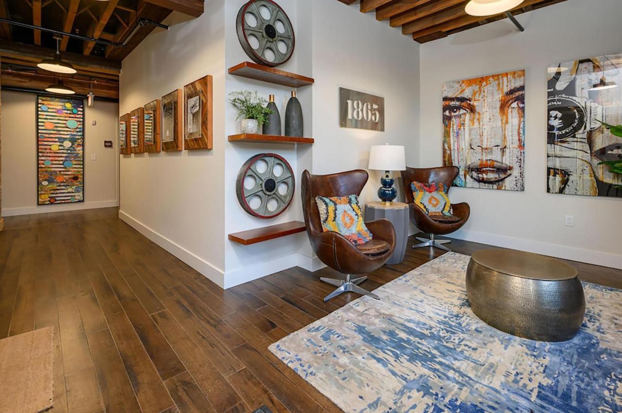 Holiday home One-of-a-kind! Roll Up Garage Door-pool, Speakeasy