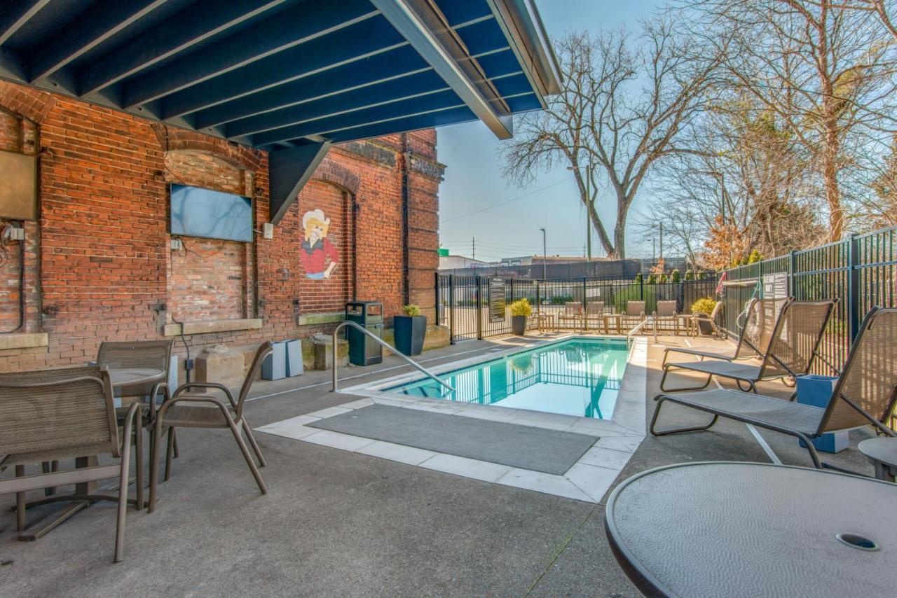 Holiday home One-of-a-kind! Roll Up Garage Door-pool, Speakeasy *