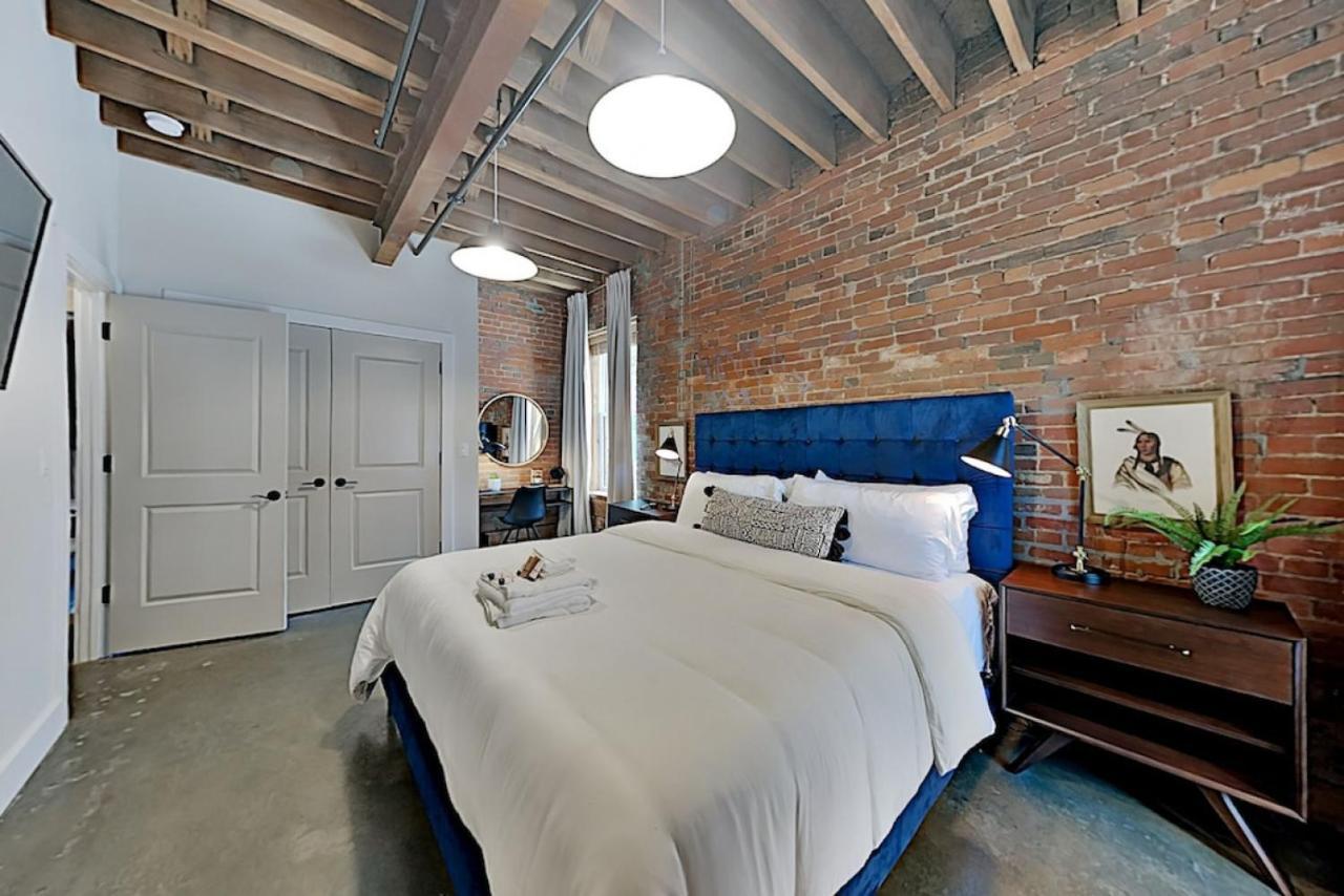 One-of-a-kind! Roll Up Garage Door-pool, Speakeasy Holiday home Nashville