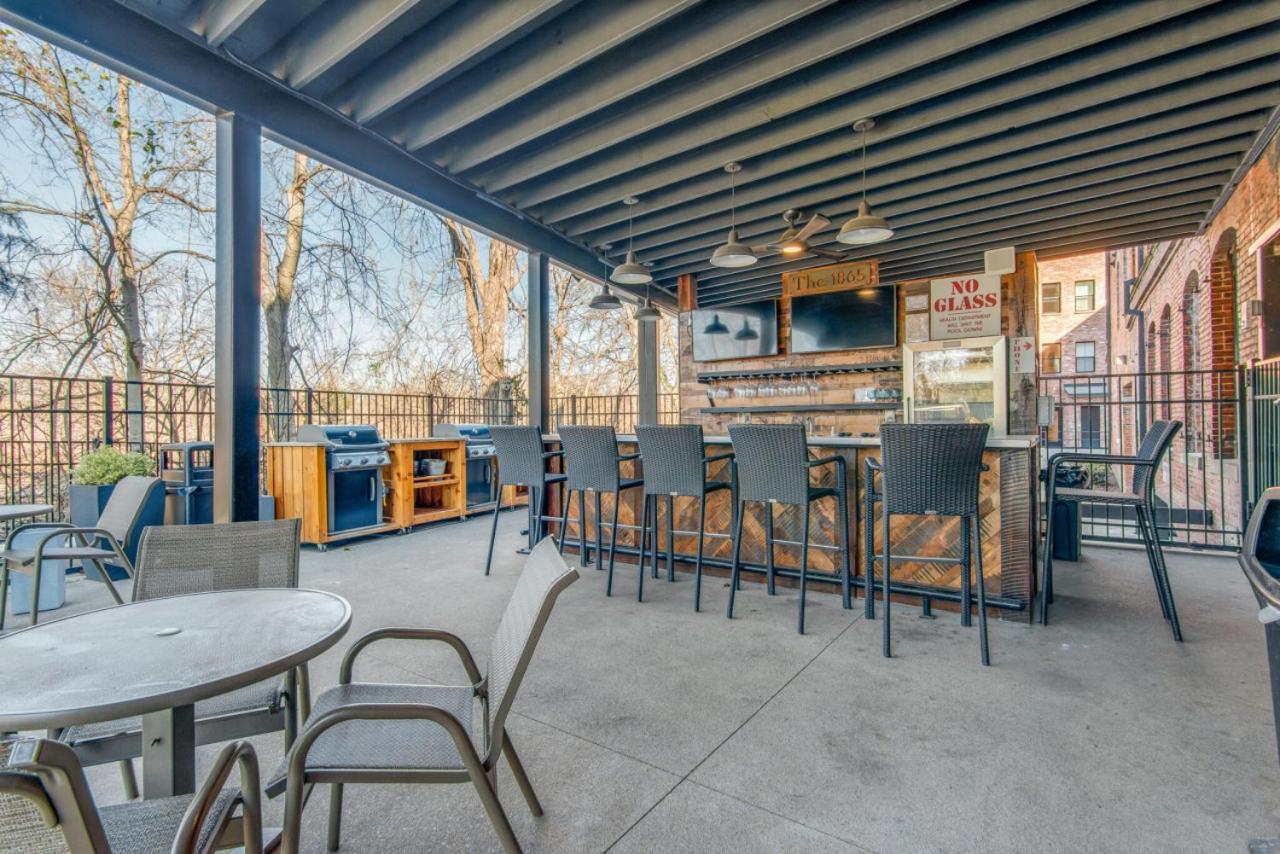 One-of-a-kind! Roll Up Garage Door-pool, Speakeasy Holiday home