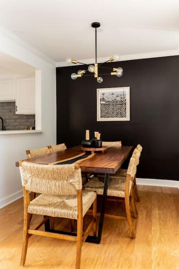 Stylish Downtown 3 Beds, 1 Bedroom With Private Patio, Parking Apartment *