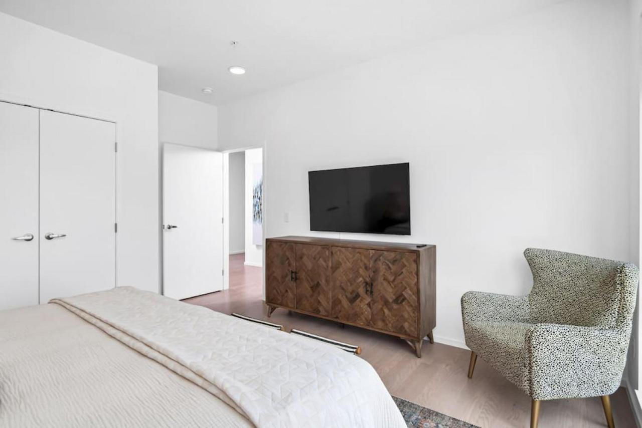 Penthouse River View Walk Downtown, Garage Parking * Nashville