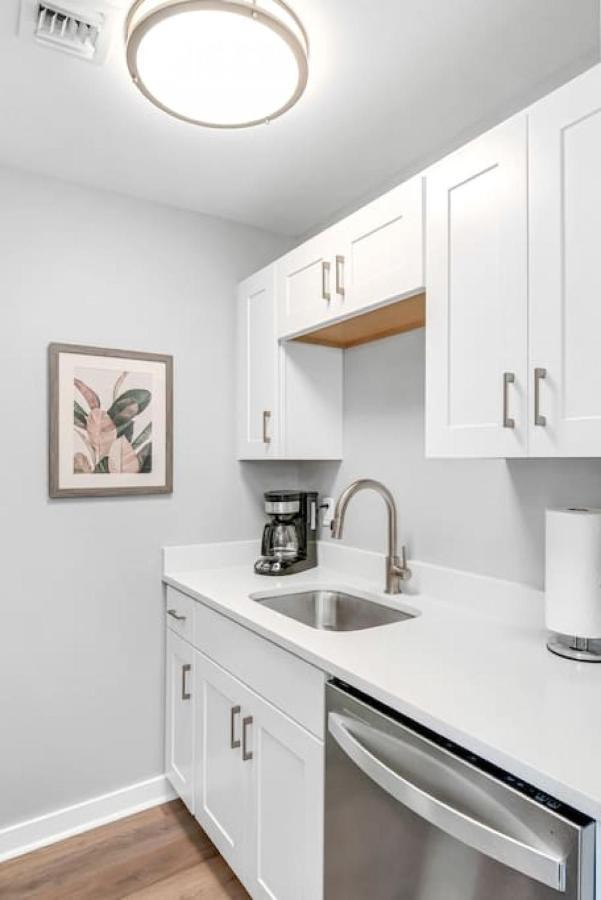 Walk To Downtown Broadway With Pool, Free Parking, And Gym