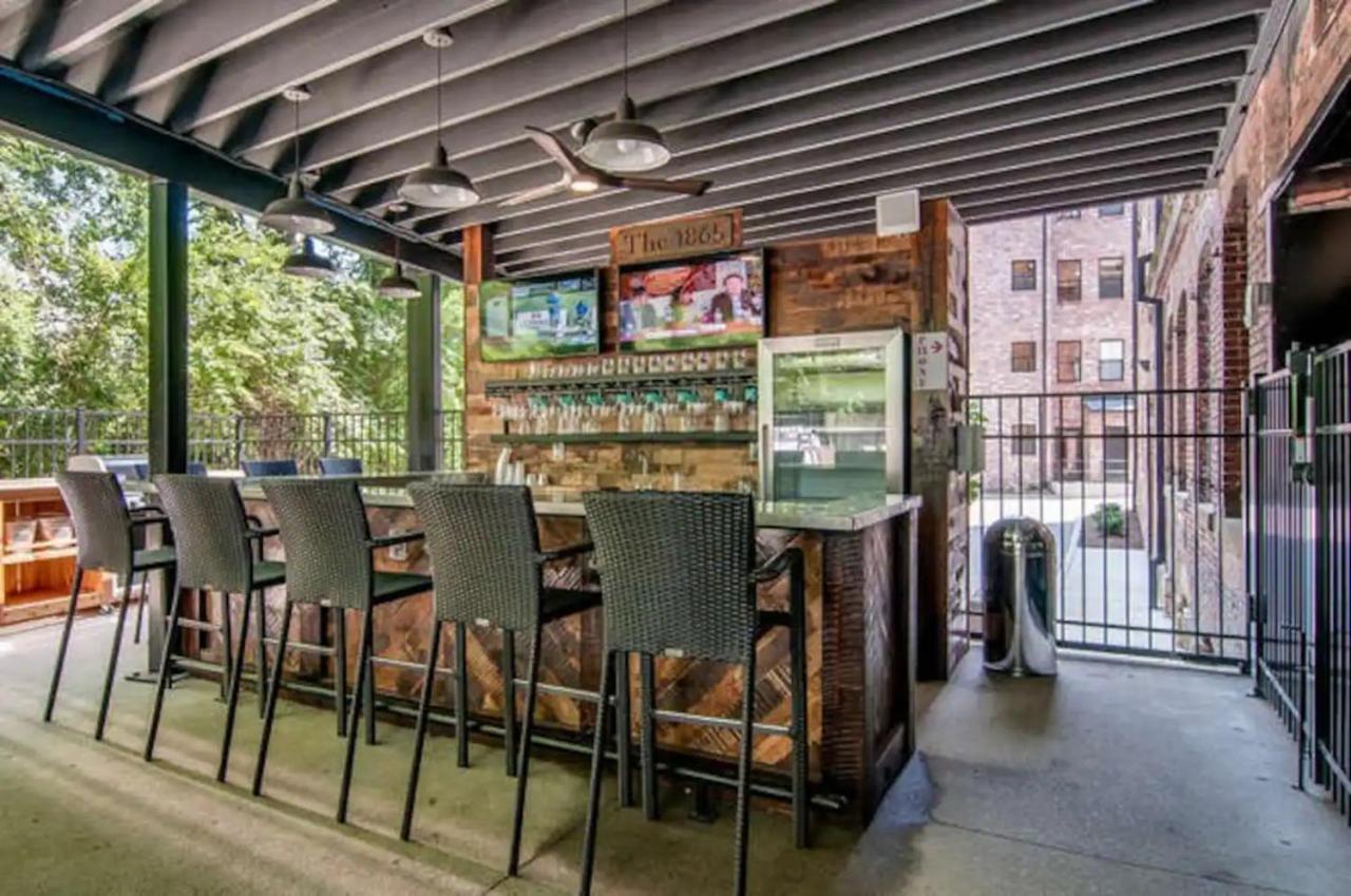 One-of-a-kind! Roll Up Garage Door-pool, Speakeasy Holiday home Nashville