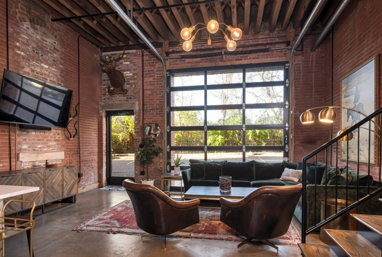 One-of-a-kind! Roll Up Garage Door-pool, Speakeasy Holiday home