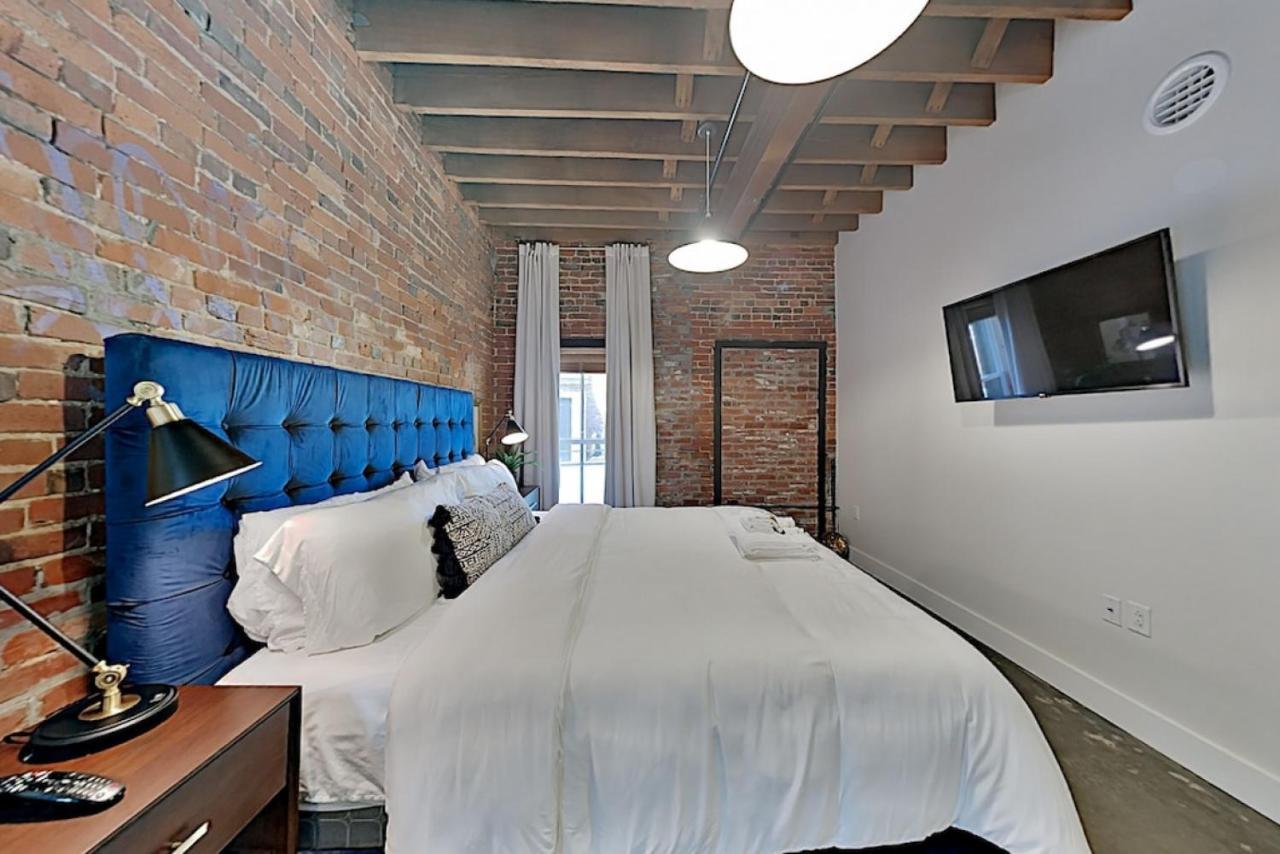 One-of-a-kind! Roll Up Garage Door-pool, Speakeasy Holiday home *