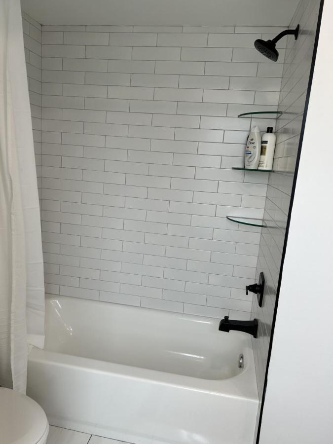 Apartment Stylish Downtown 3 Beds, 1 Bedroom With Private Patio, Parking *