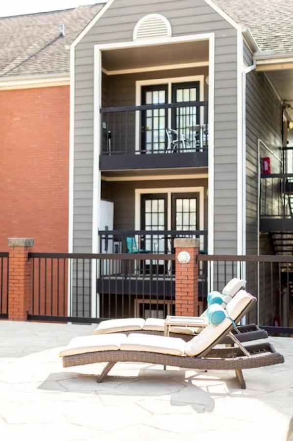Stylish Downtown 3 Beds, 1 Bedroom With Private Patio, Parking Apartment