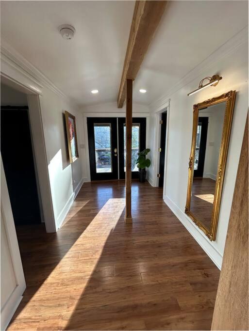 Modern Close To Downtown Holiday home