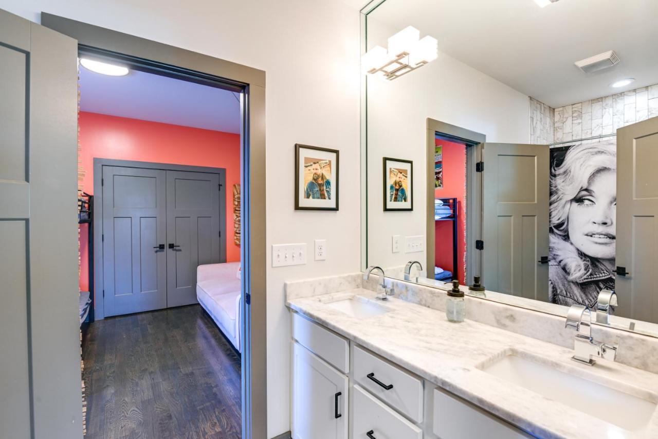 Vibrant With Deck, 2 Mi To Downtown Nashville!