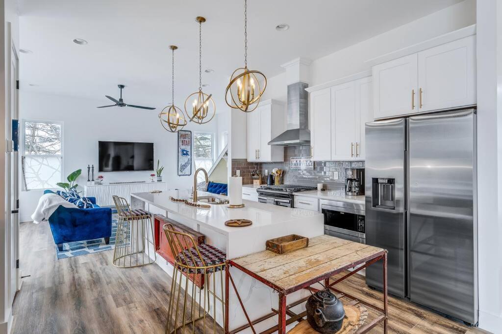 Instagrammable W/ Rooftop Deck, 3 Bdrm Holiday home *