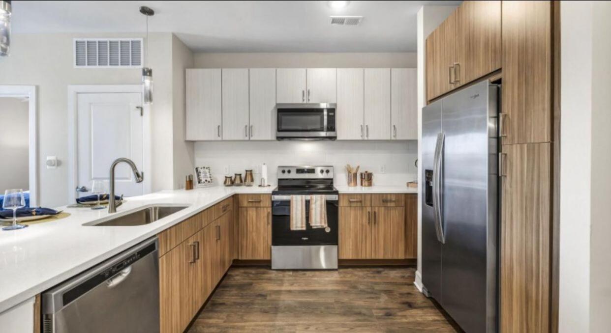 Apartment Spacious Castle W Gym Pool Free Parking I Walk To Dowtown N Broadway