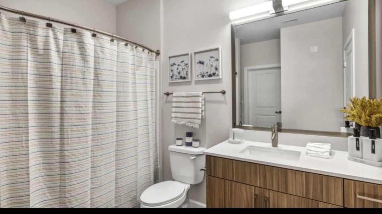 Apartment Spacious Castle W Gym Pool Free Parking I Walk To Dowtown N Broadway *
