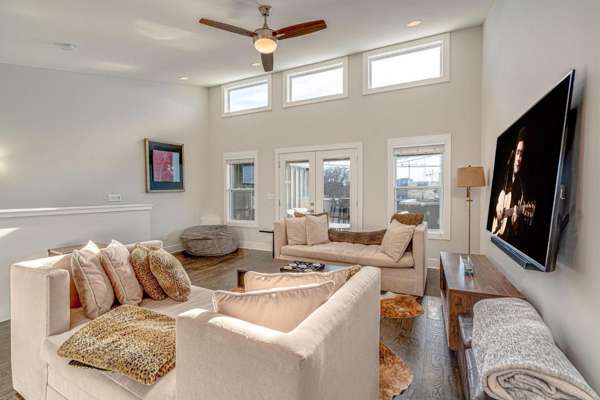 Cultured Coach - Music Row - Mins To Downtown Holiday home Nashville