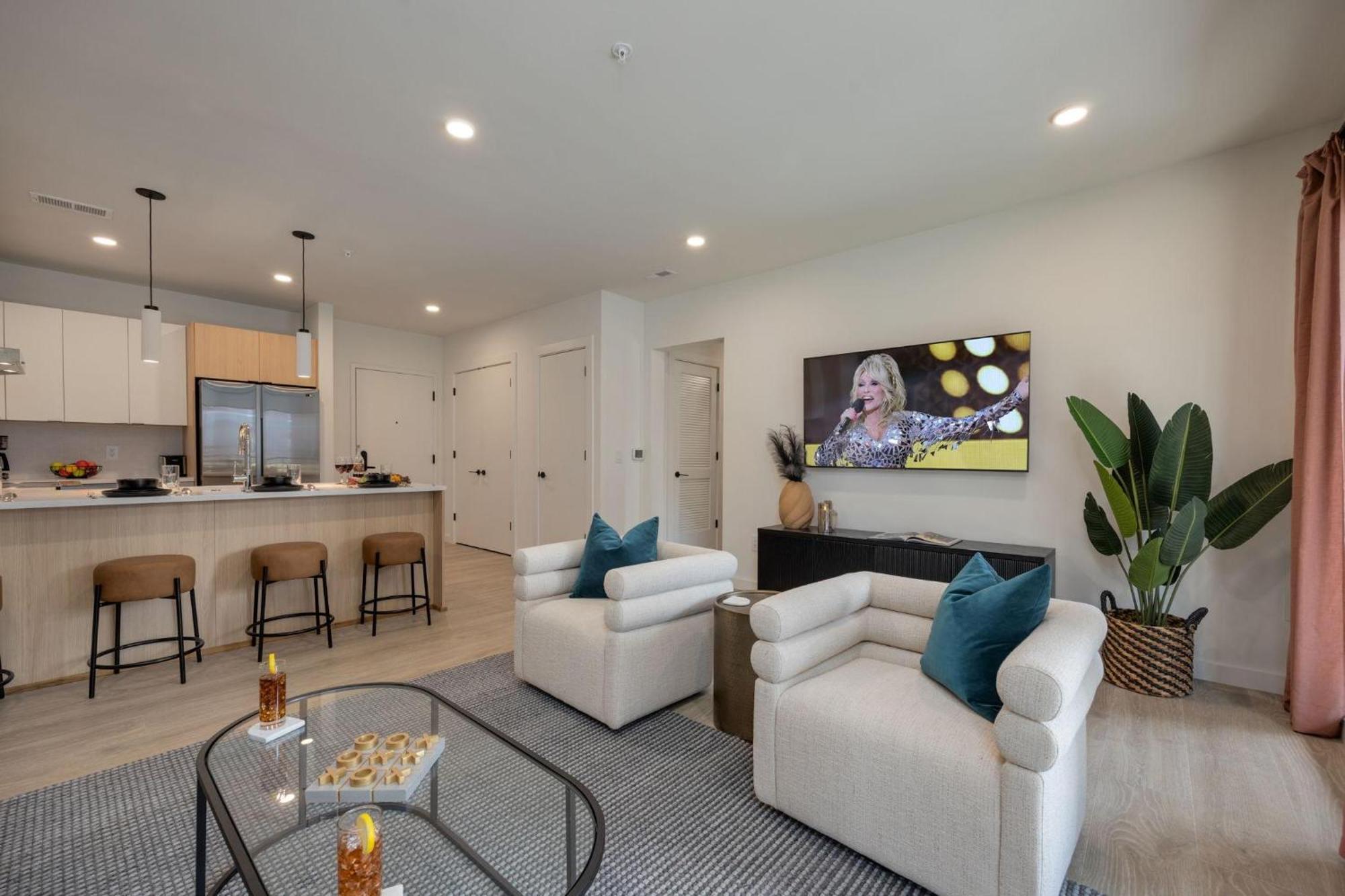 Hyve - Boho Bliss - 3 Bedroom - Located In Sobro *