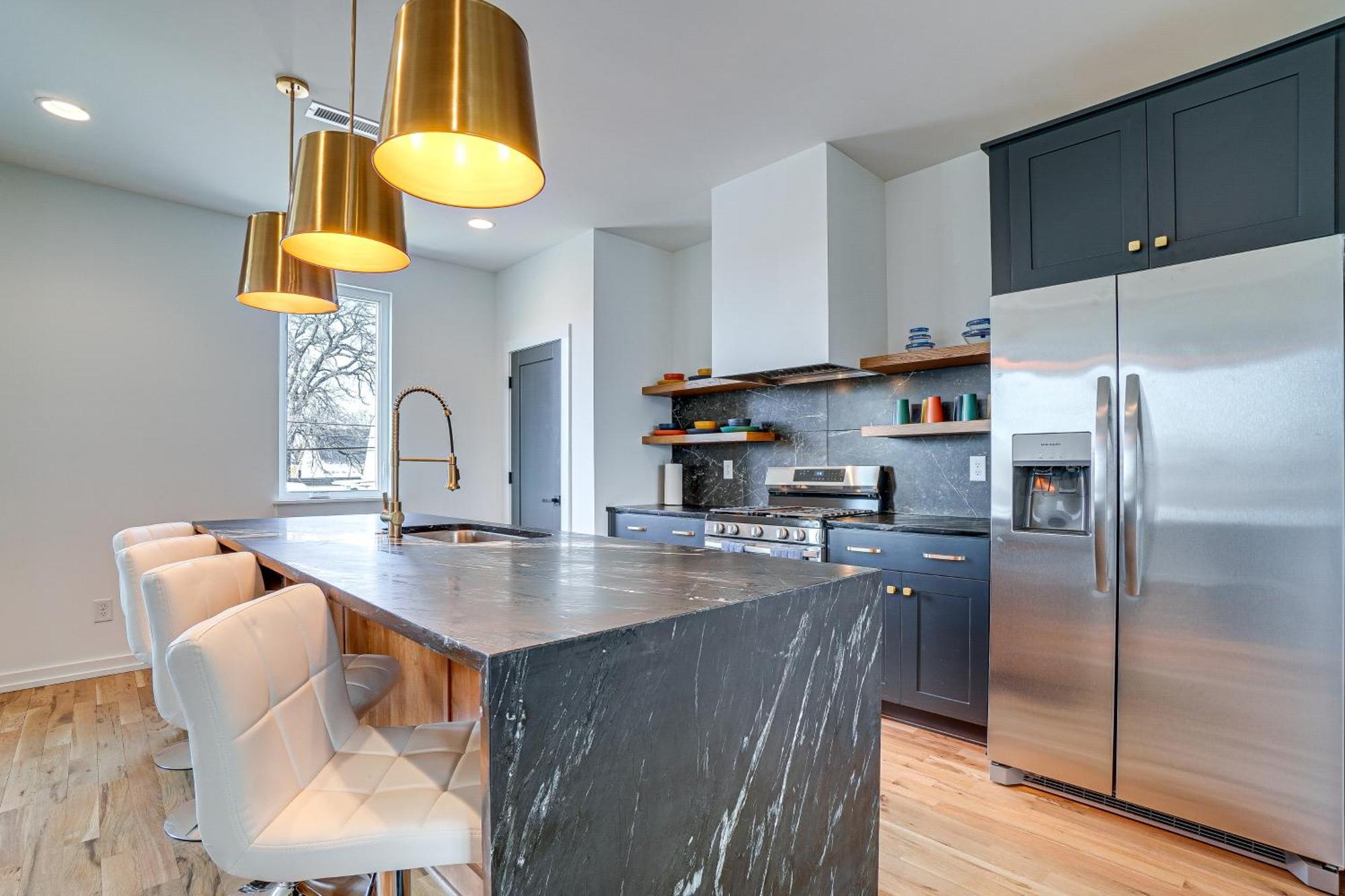 Holiday home Sleek And Modern Walk To Marathon!