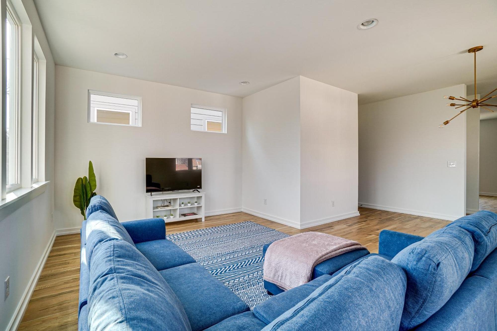 Sleek And Modern Walk To Marathon! Holiday home *