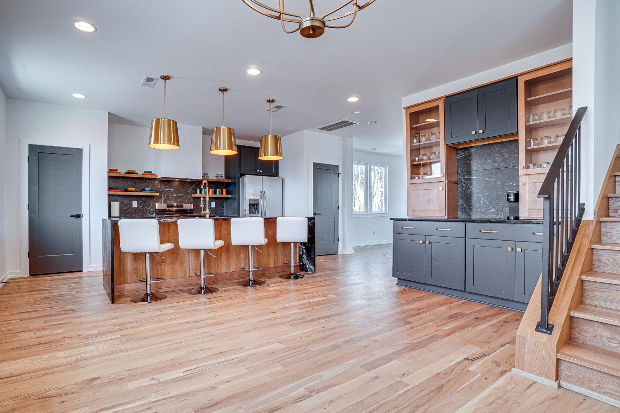 Sleek And Modern Walk To Marathon! Holiday home
