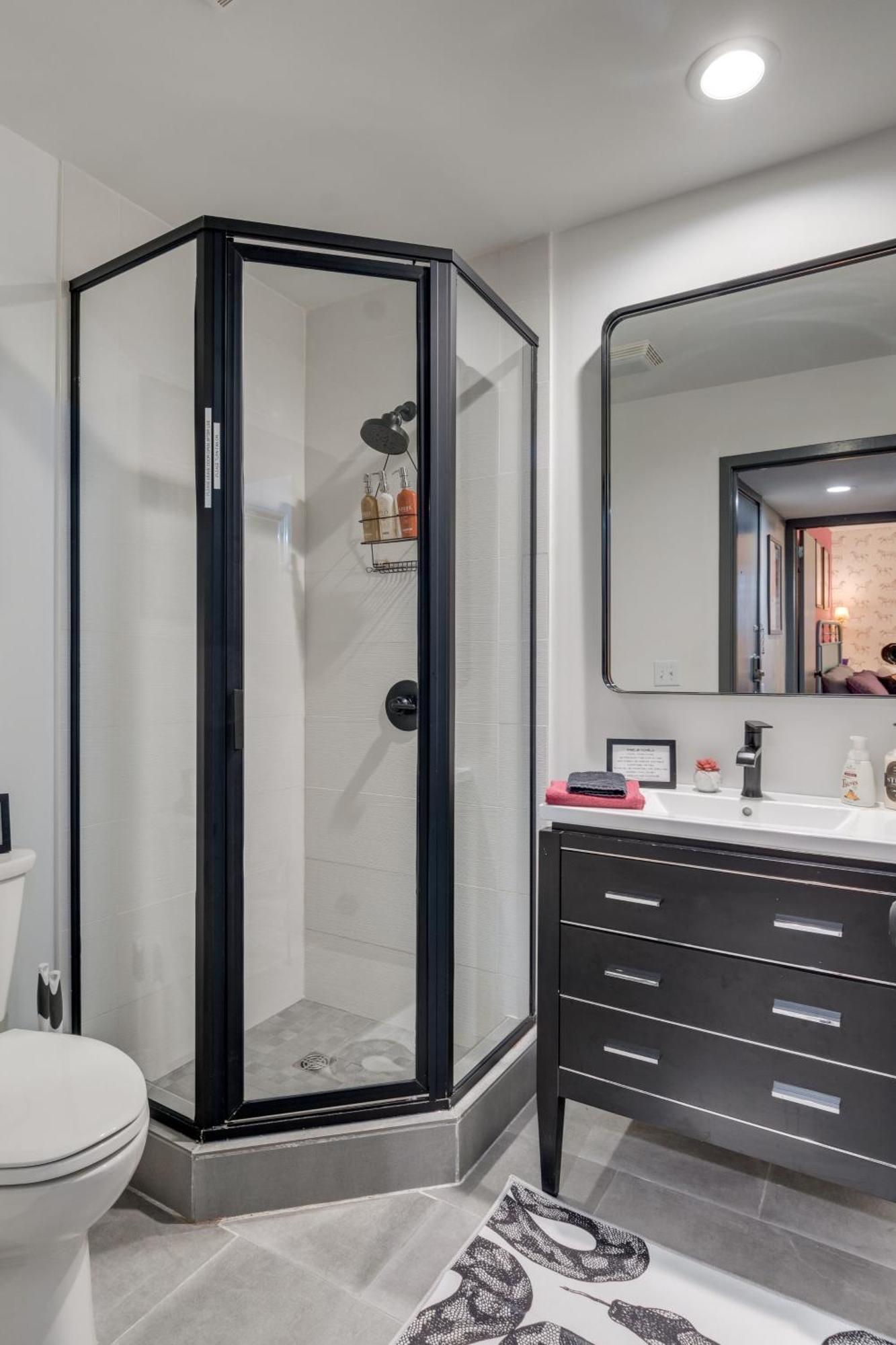 Swifties Sittin By The Water * Nashville