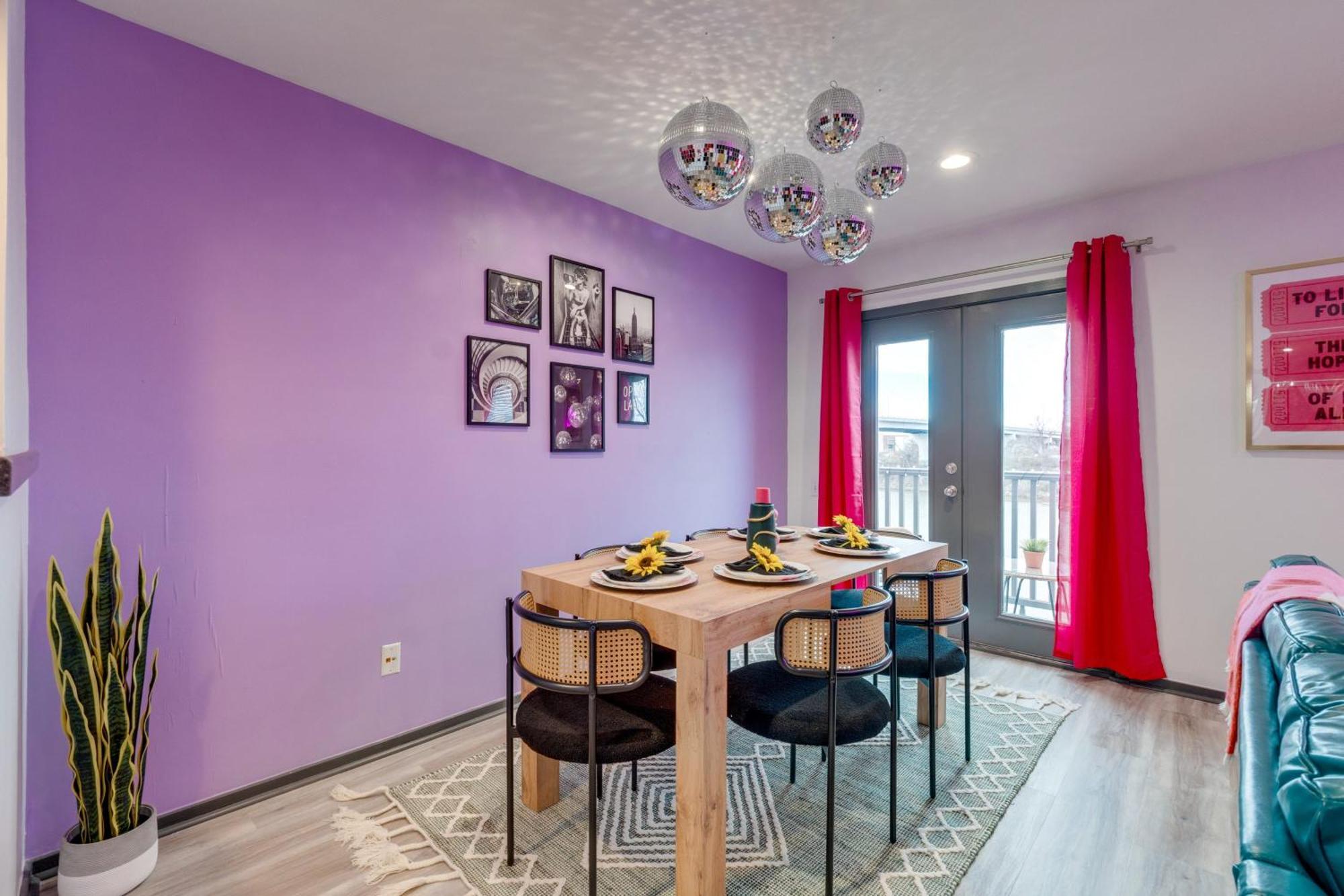 Apartment Swifties Sittin By The Water *