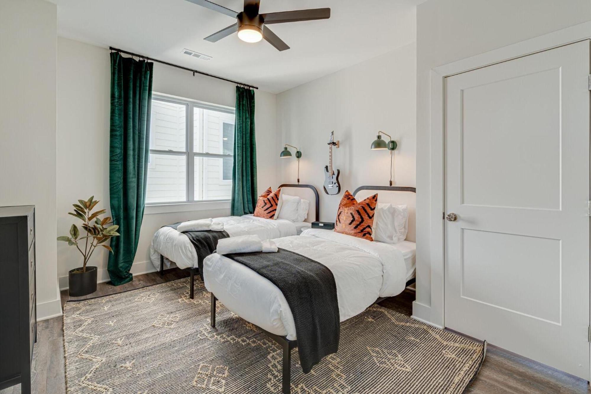 Holiday home - 5623 & 5625 Lenox Ave - Combo