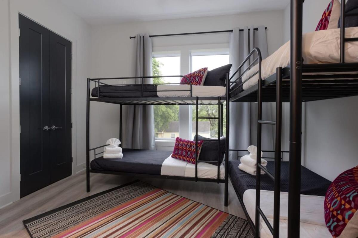 East Nash Double - 26 Beds Fast * Nashville