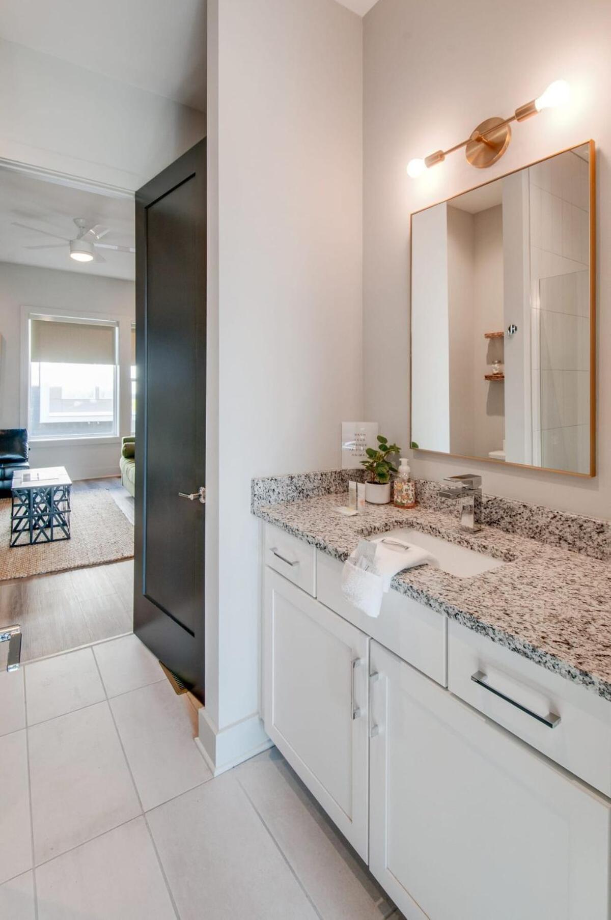 East Nash Double - 26 Beds Fast * Nashville
