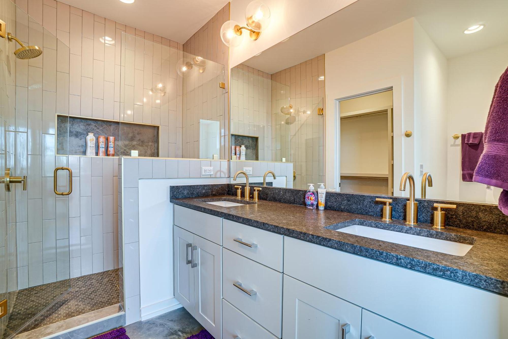 Sleek And Modern Walk To Marathon! Holiday home