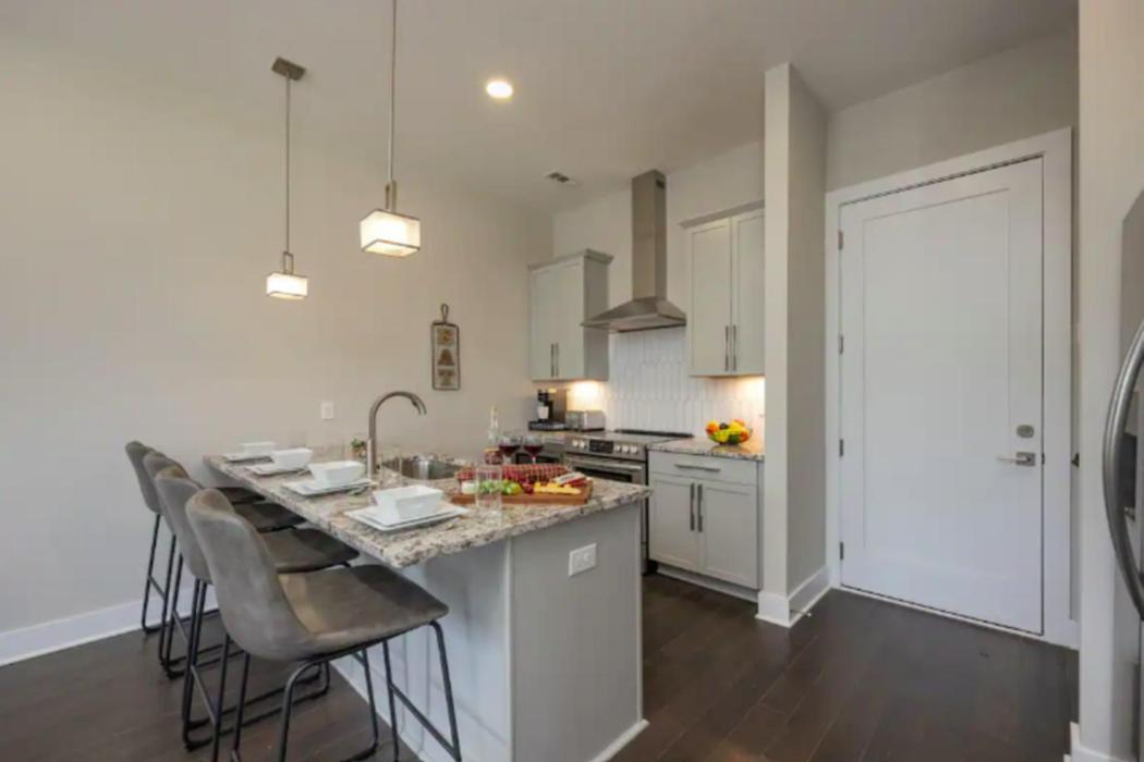 Luxury Four-story With Rooftop Views, 10min To Downtown! Sleeps 12! Holiday home