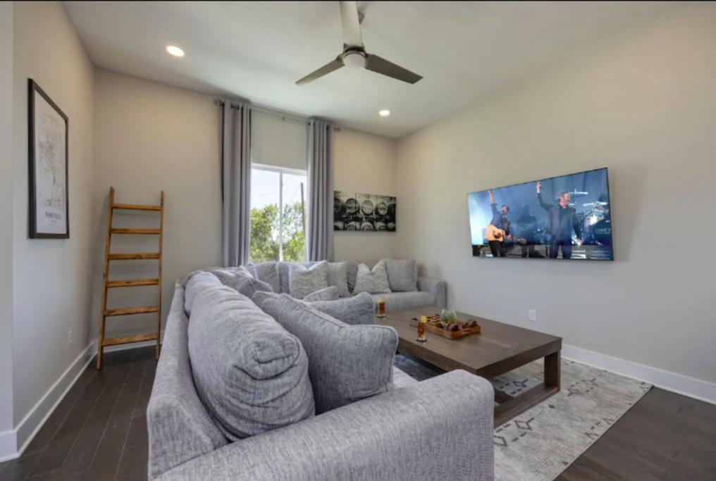 Holiday home Luxury Four-story With Rooftop Views, 10min To Downtown! Sleeps 12!