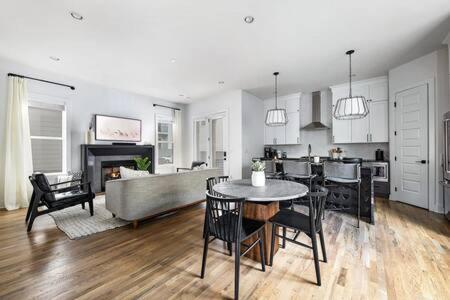 The Waylon - 8 Beds And Cozy Rooftop Lounge *