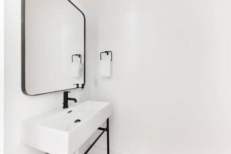 The Hadley House - Cozy Porch & Fenced In Backyard *