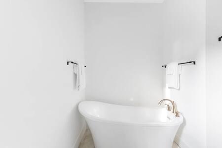 Holiday home The Hadley House - Cozy Porch & Fenced In Backyard