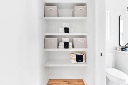 Holiday home The Hadley House - Cozy Porch & Fenced In Backyard *