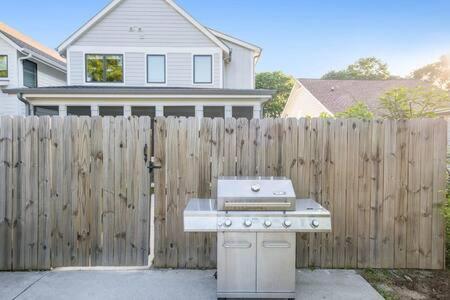 The Hadley House - Cozy Porch & Fenced In Backyard